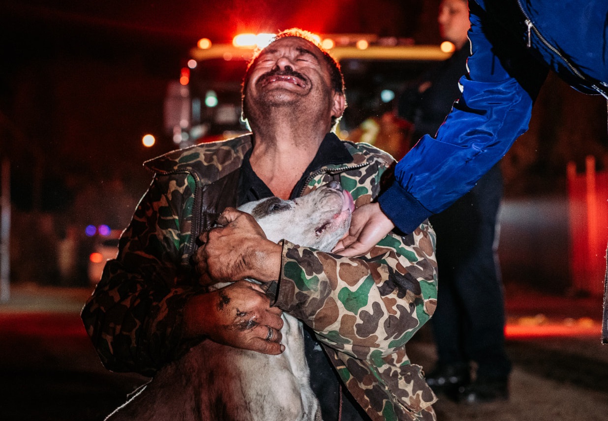Salvar a su perrito fue lo único que le importó a Don Mario || FOTOS