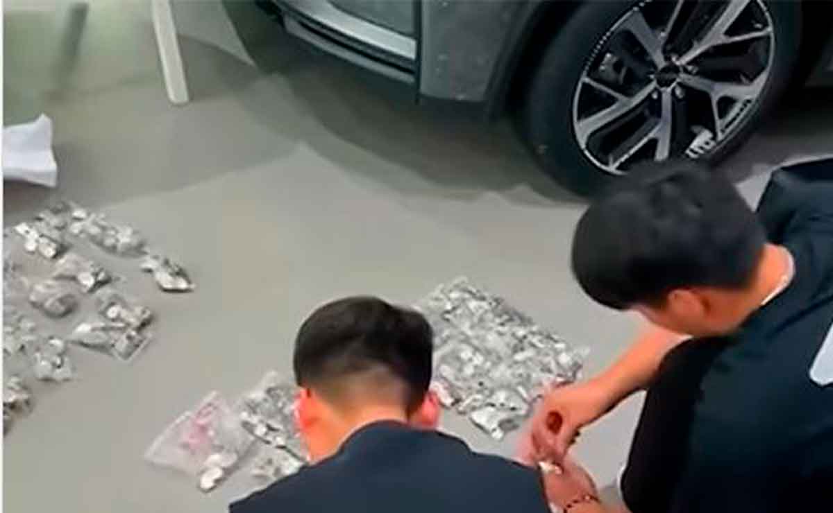 Papá compra auto para su hijo con sus ahorros: Pagó con bolsas llenas de monedas