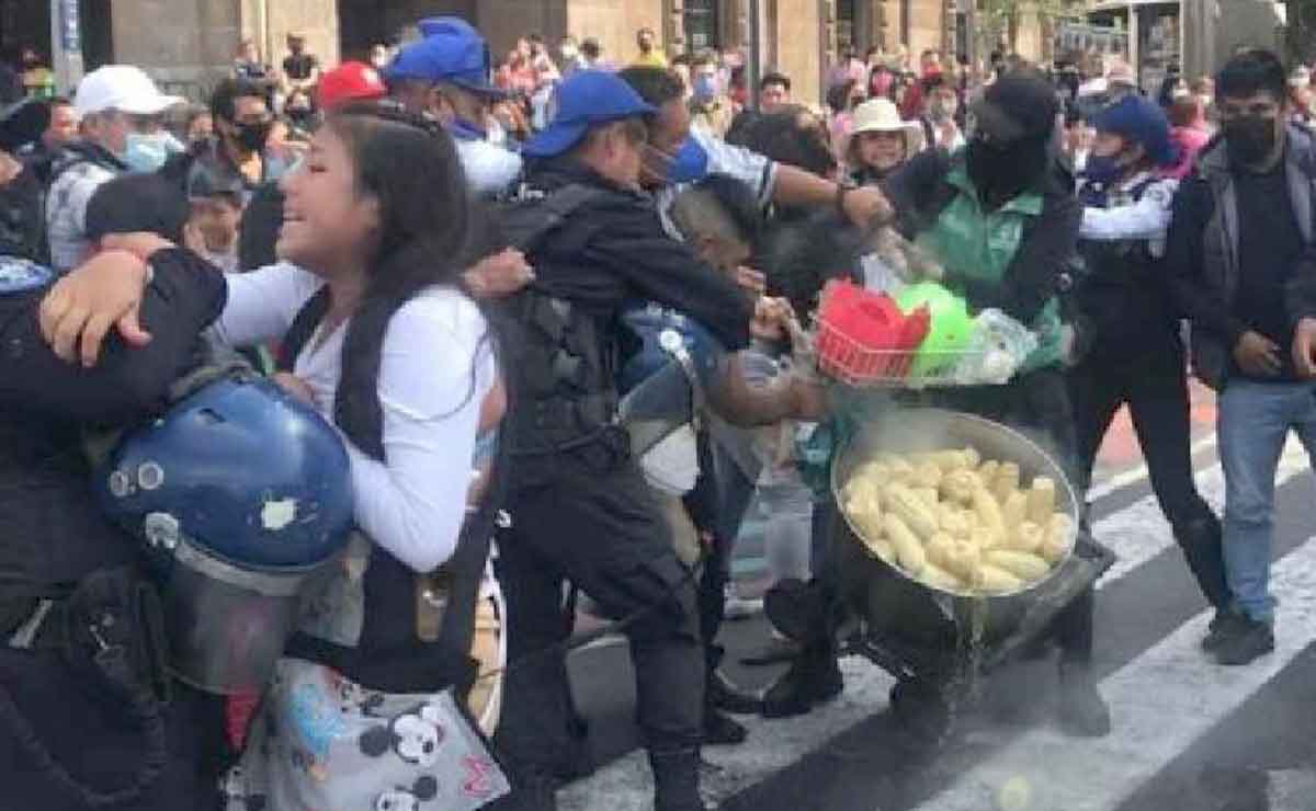 ¡Elotiza campal! Ambulantes se pelean con policí­as y les avientan elotes