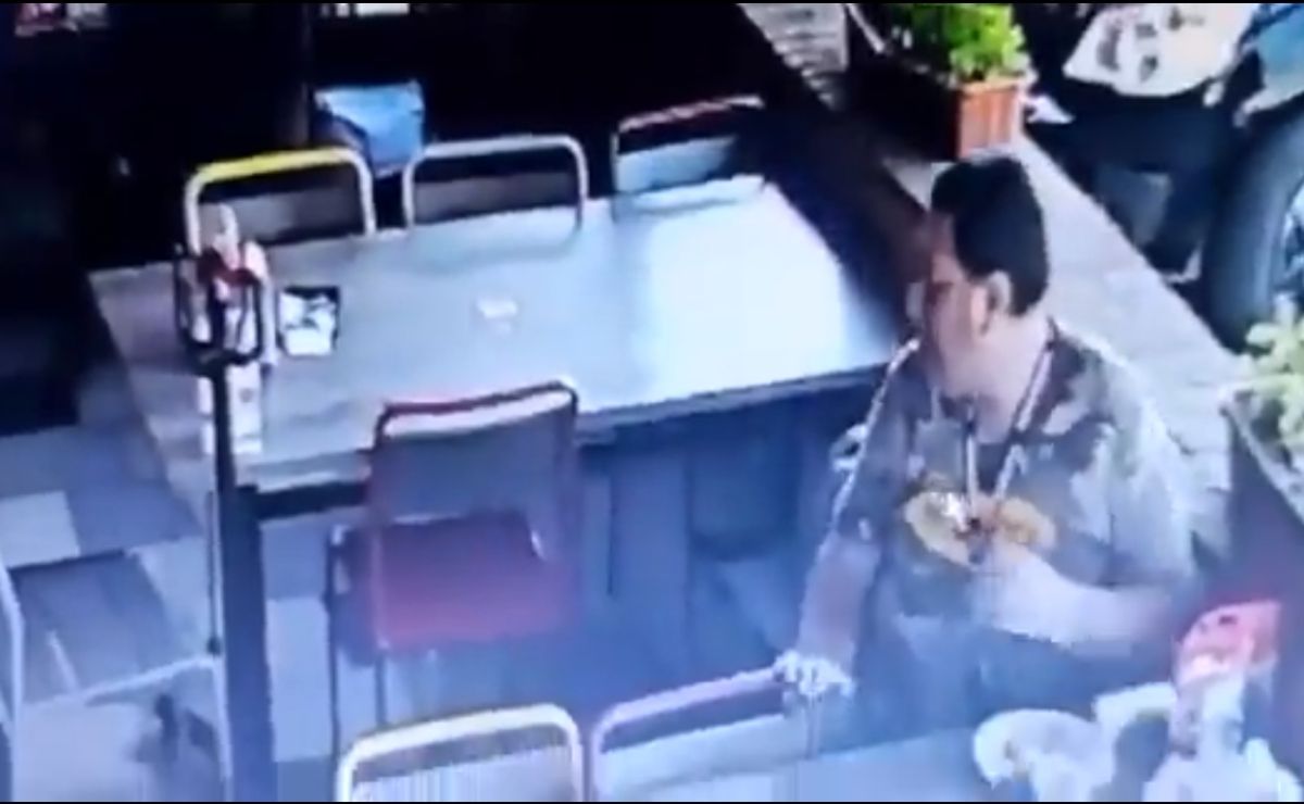 Hombre se roba la propina de una mesa en un restaurante