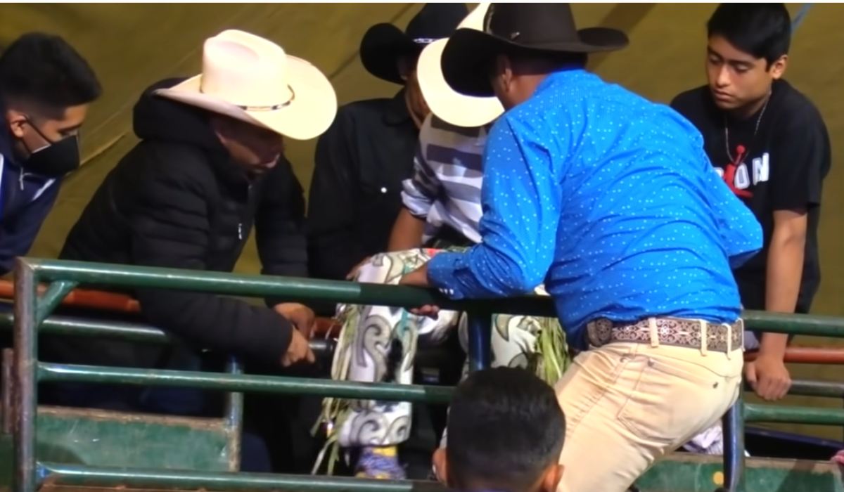 Jinete "Niño de oro" pierde la vida al ser aplastado por un toro en un jaripeo