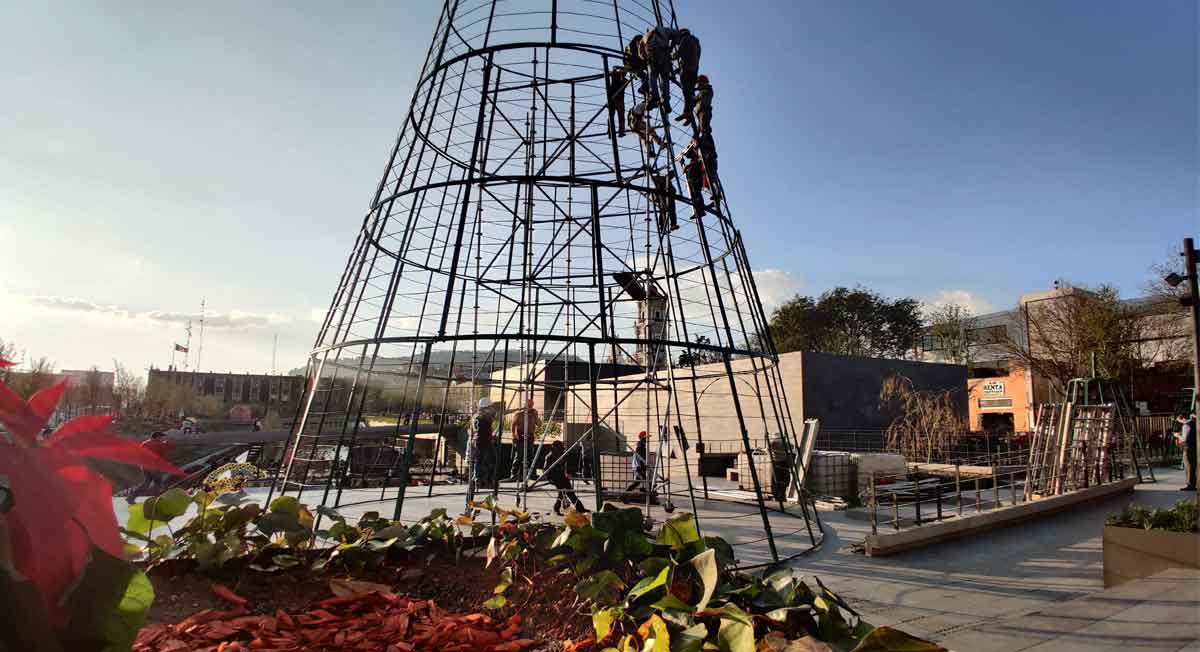 Preparan gigantesco árbol de navidad en Toluca, ¿cuándo y dónde visitarlo?e