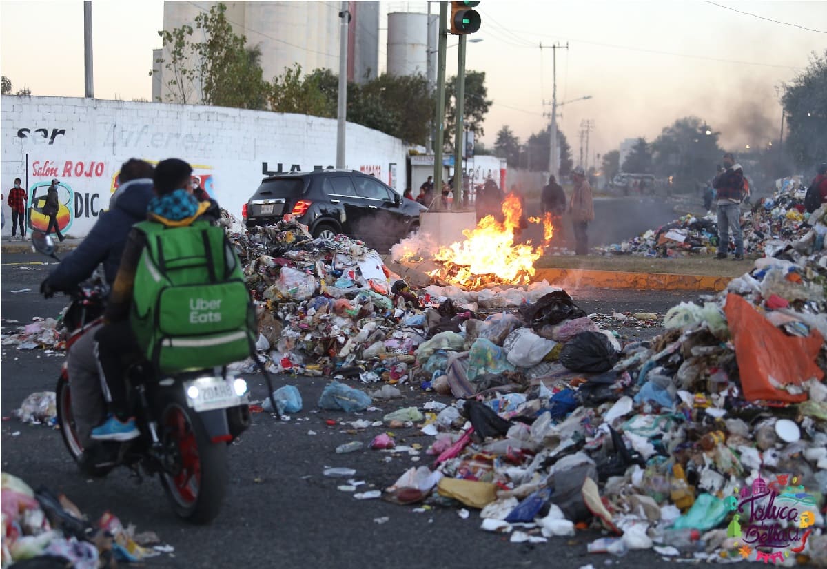Las calles de Toluca se convierten en basureros en plena Navidad