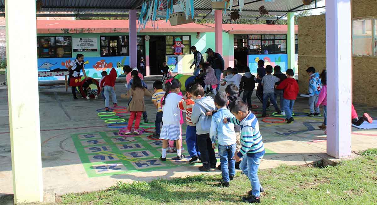 ¿Cuántas escuelas han suspendido clases por casos positivos en EDOMEX?e