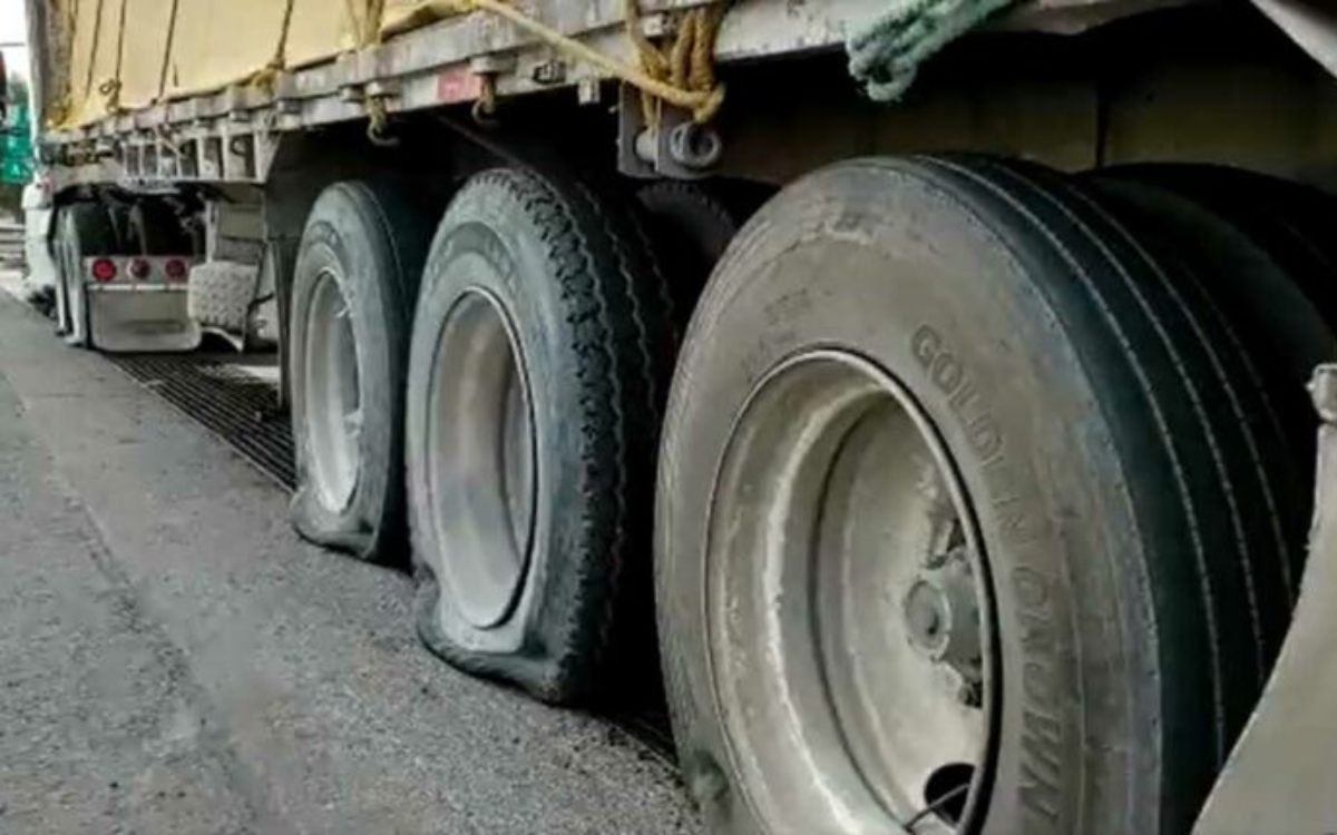 Tráiler queda con 22 neumáticos dañados por el sistema "poncha llantas"