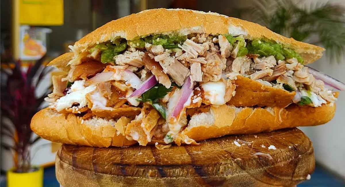 ¿Antojo de una señora torta de chilaquiles? Precios y ubicación de la mejor en Toluca
