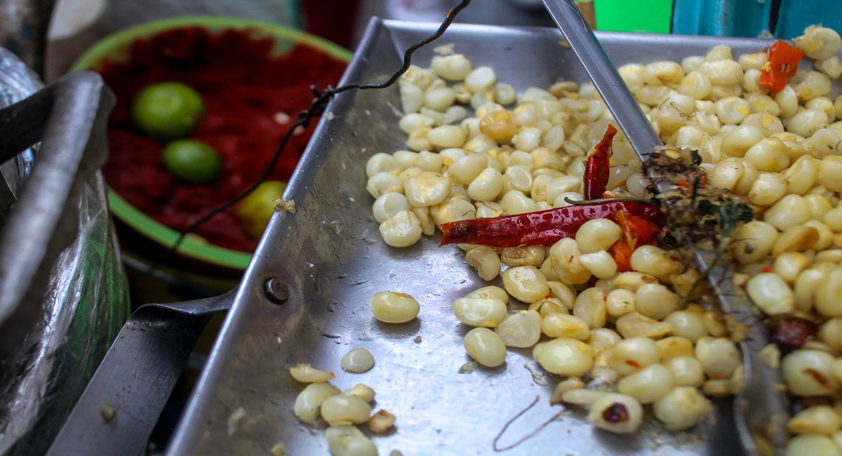 ¿40 pesos por un vasito de esquites? Ya no hay respeto para los antojitos callejeros