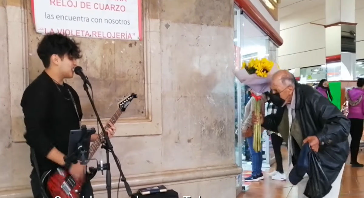 Al ritmo de "ItÂ´s My Life", abuelito baila eufórico en Los Portales de Toluca