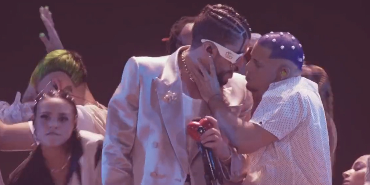 Bad Bunny crea polémica por dar un beso a su bailarí­n en la boca