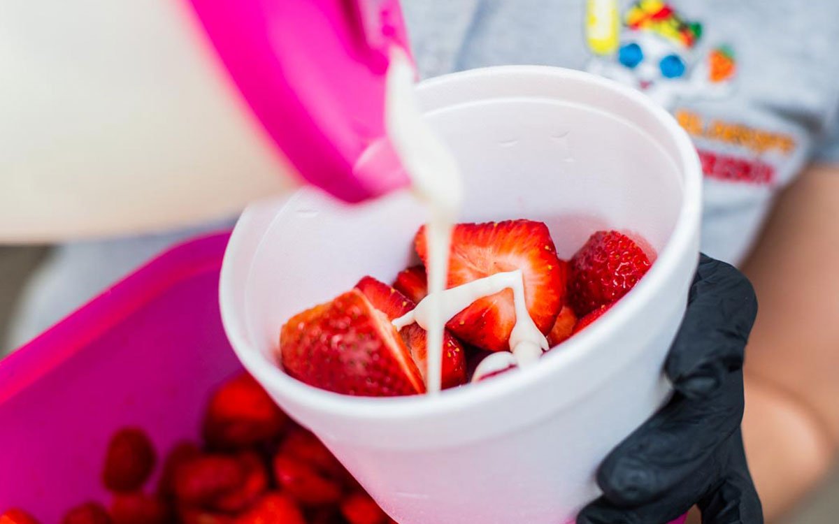 ¡Olvida la dieta y prueba las fresas con crema y toppings que tiene Metepec!