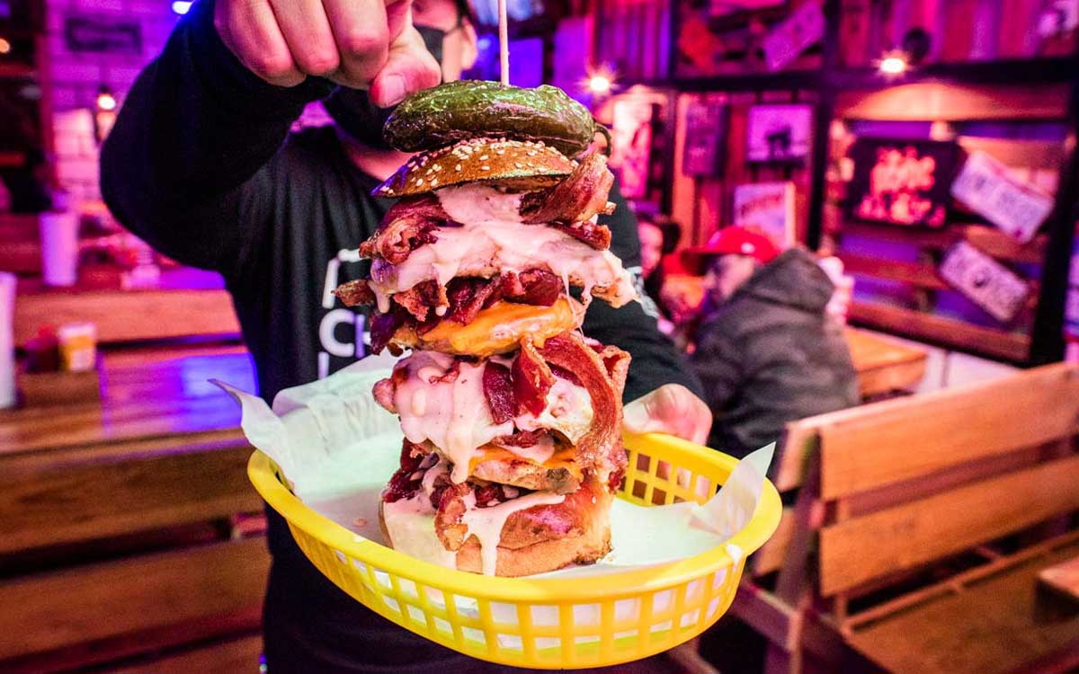 Reta a tu hambre con esta hamburguesa gigante de tres pisos en Toluca