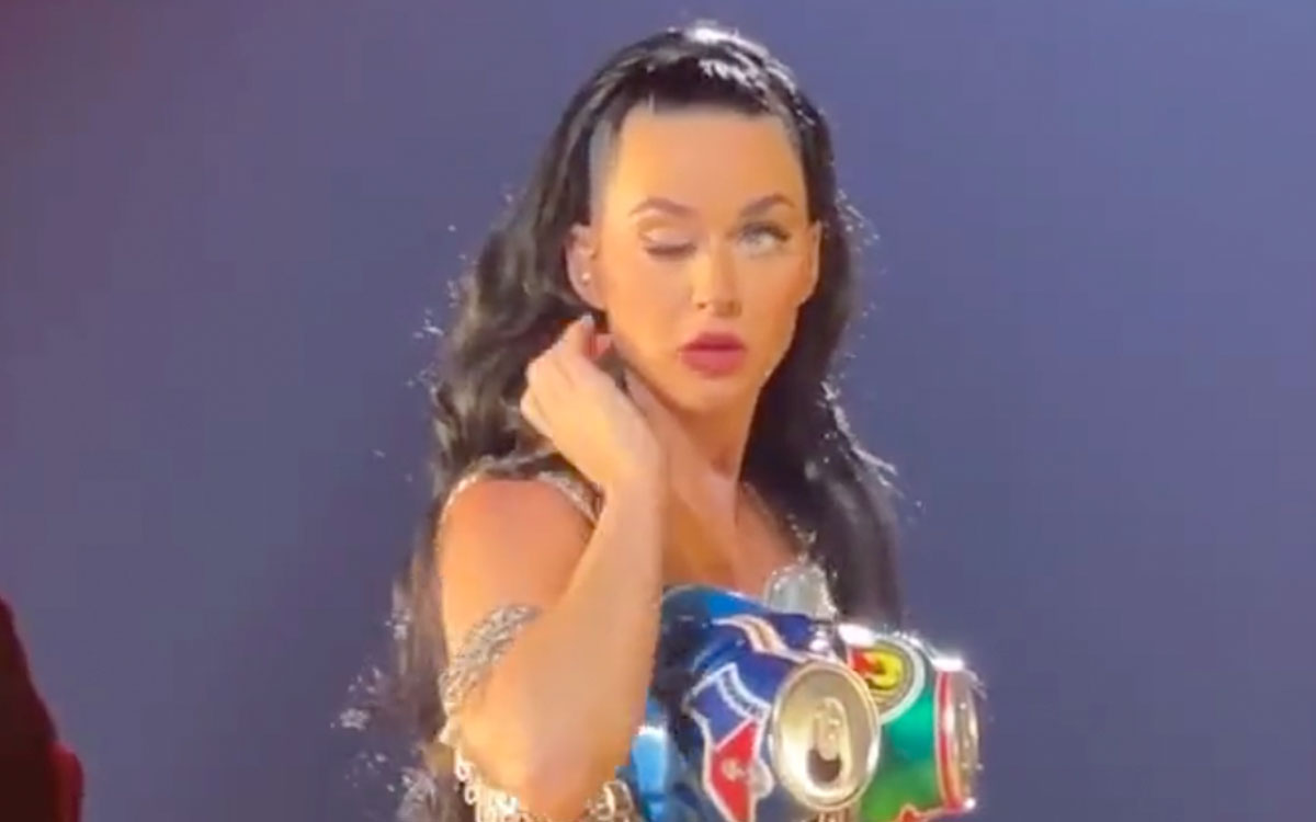 Viral: A Katy Perry se le reinicia un ojo en pleno concierto y los memes son una joya