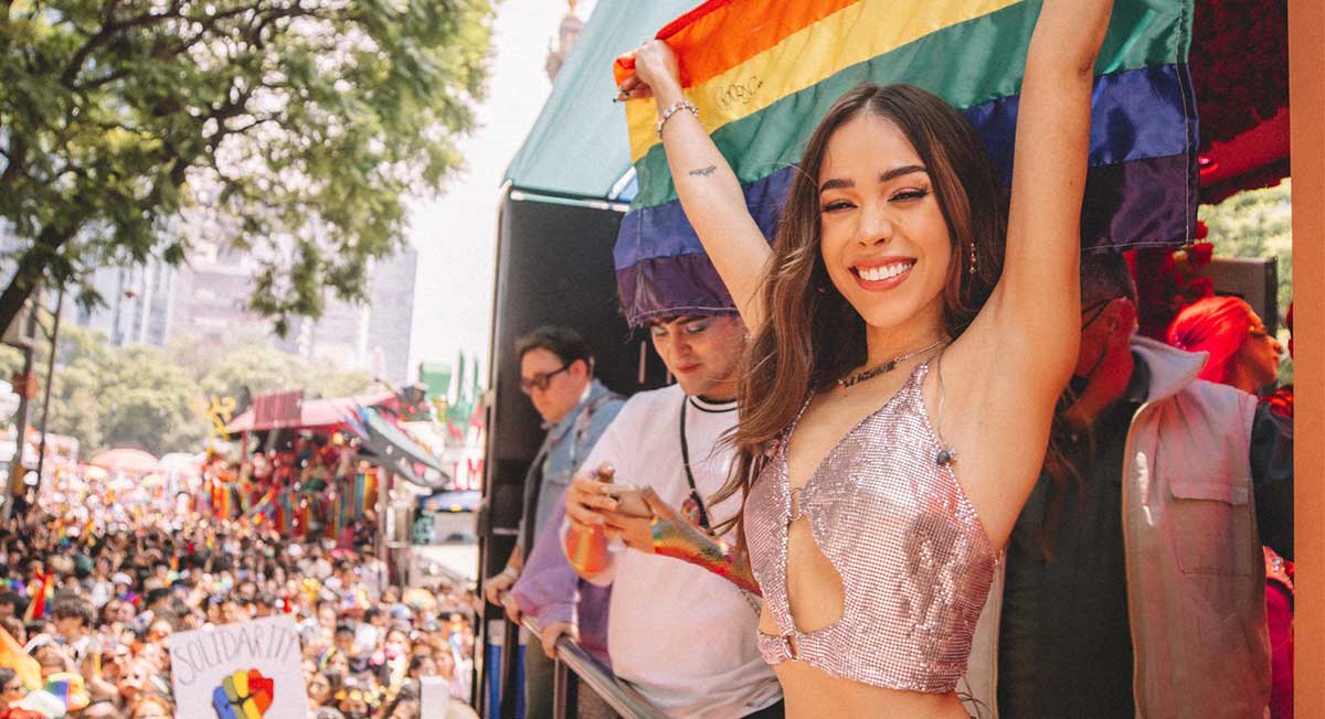 Danna Paola sufre un accidente en medio concierto