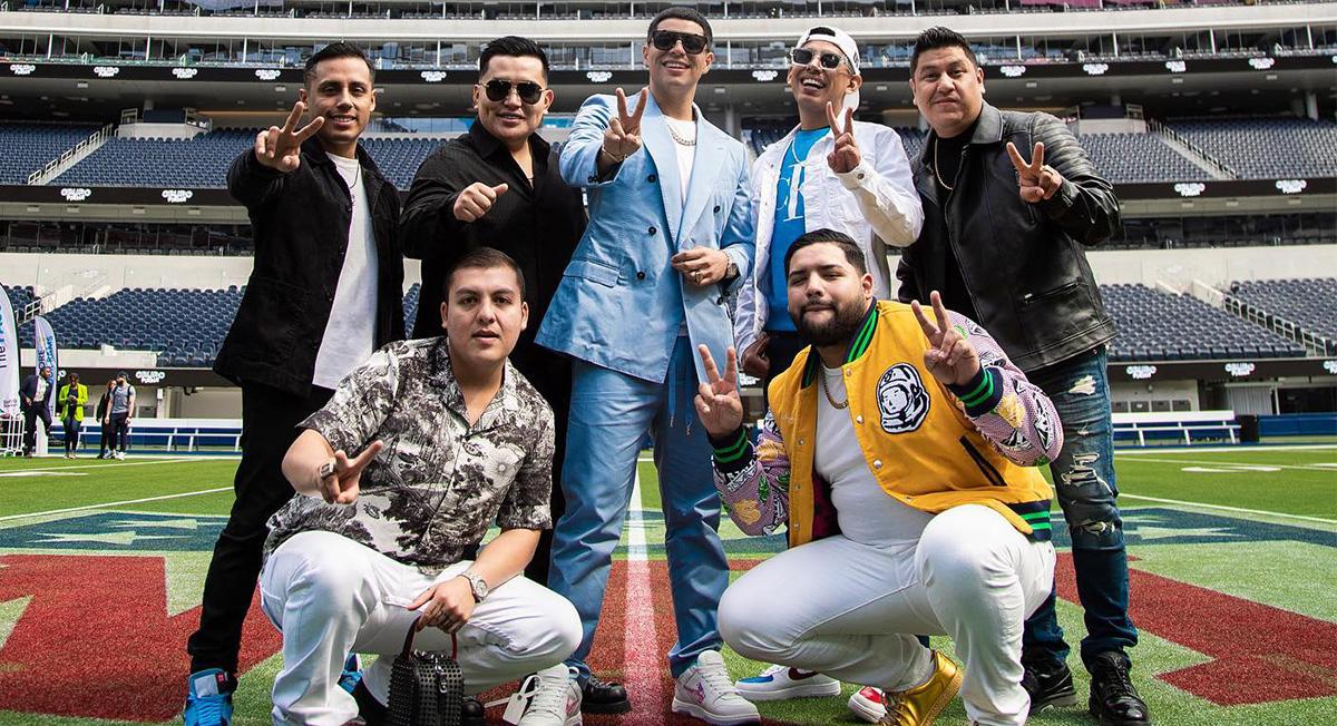 ¡Tómala! Abuchean a Grupo Firme en juego de la NFL Méxicoe