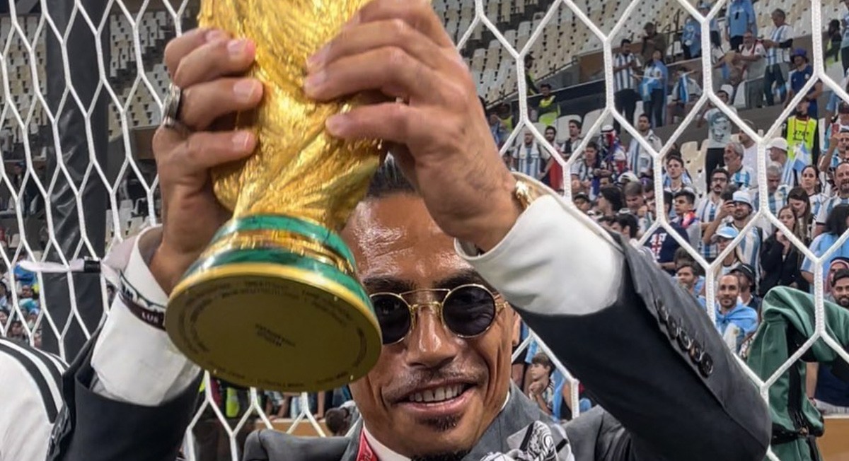 ¡Por mano larga! FIFA investiga a Salt Bae por tocar la Copa del Mundo