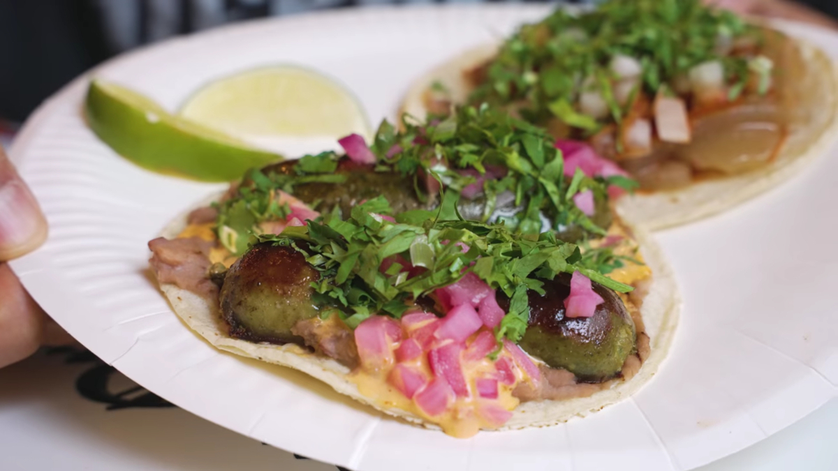 Maestro taquero lleva hasta Corea tacos de chorizo originarios de Toluca