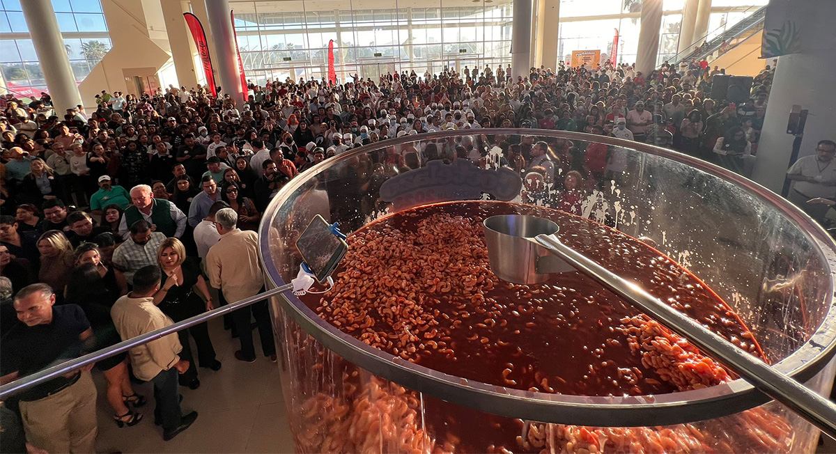 ¡Mi México! Se rompe Récord Guinness por cóctel de camarón gigante