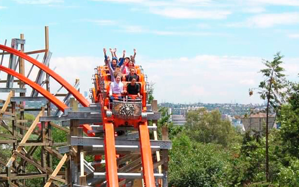 ¿Otra vez? Falla mecánica en juego de Six Flags México deja atrapados a los asistentes
